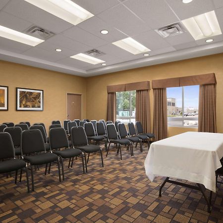 Days Inn & Suites By Wyndham Winnipeg Airport Manitoba Bagian luar foto