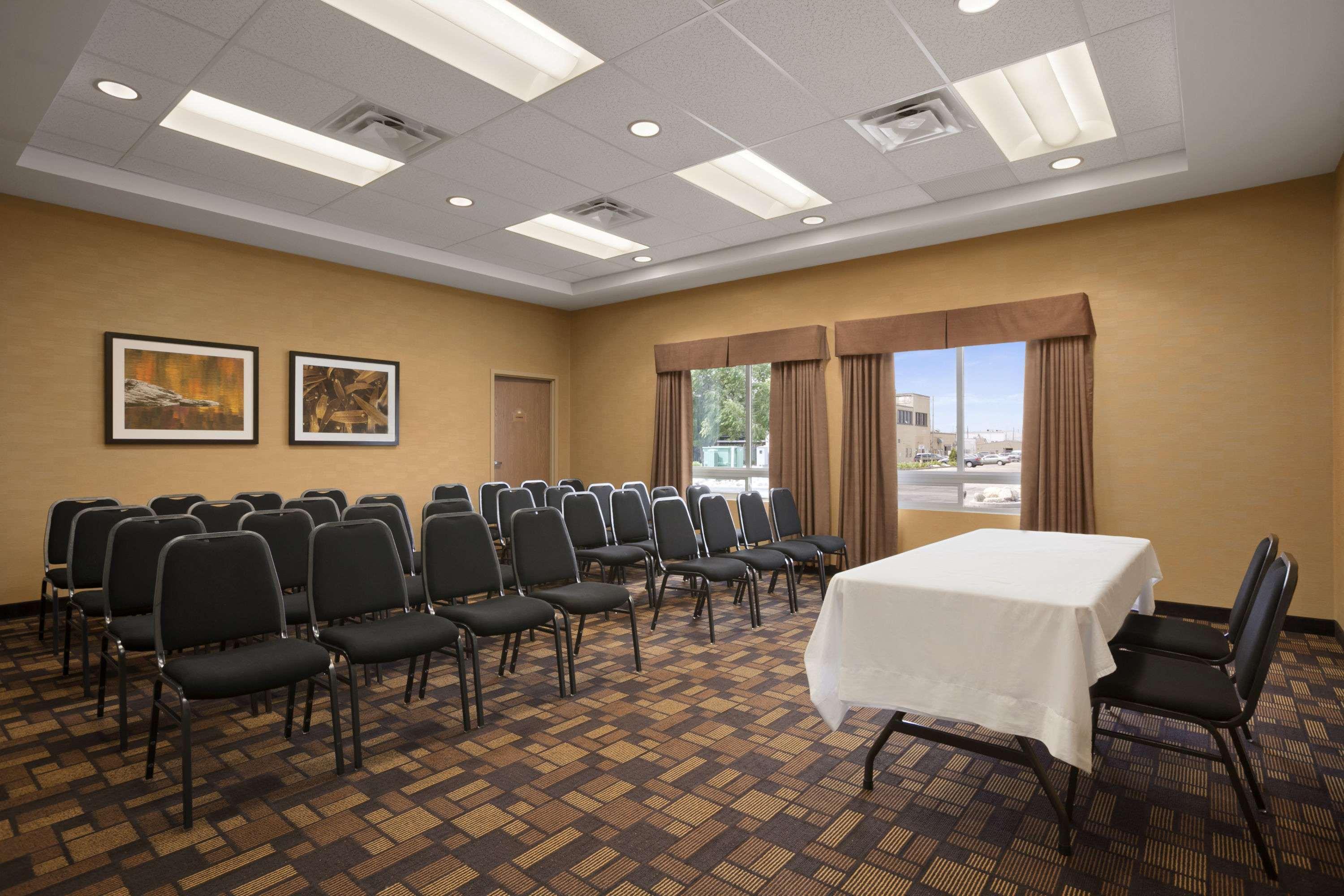 Days Inn & Suites By Wyndham Winnipeg Airport Manitoba Bagian luar foto