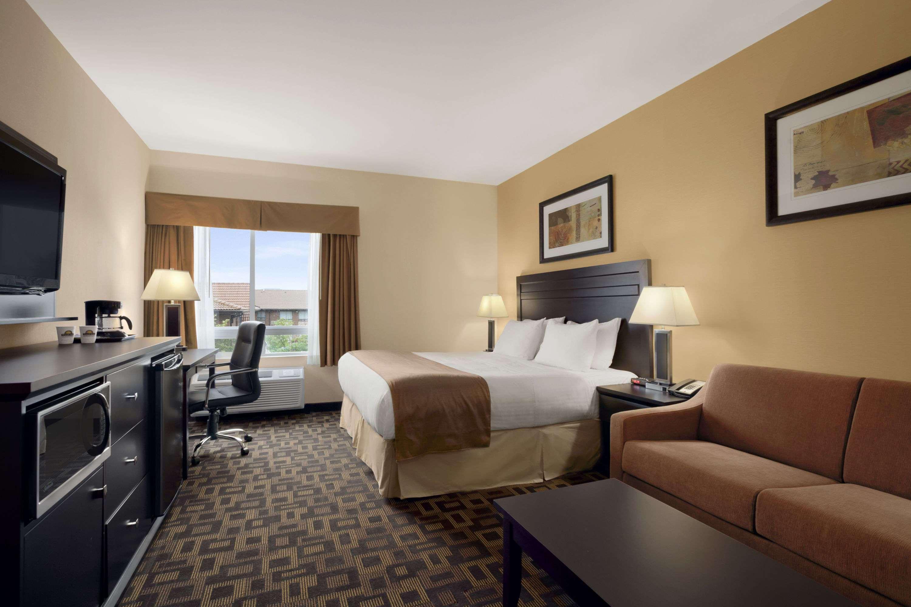 Days Inn & Suites By Wyndham Winnipeg Airport Manitoba Bagian luar foto