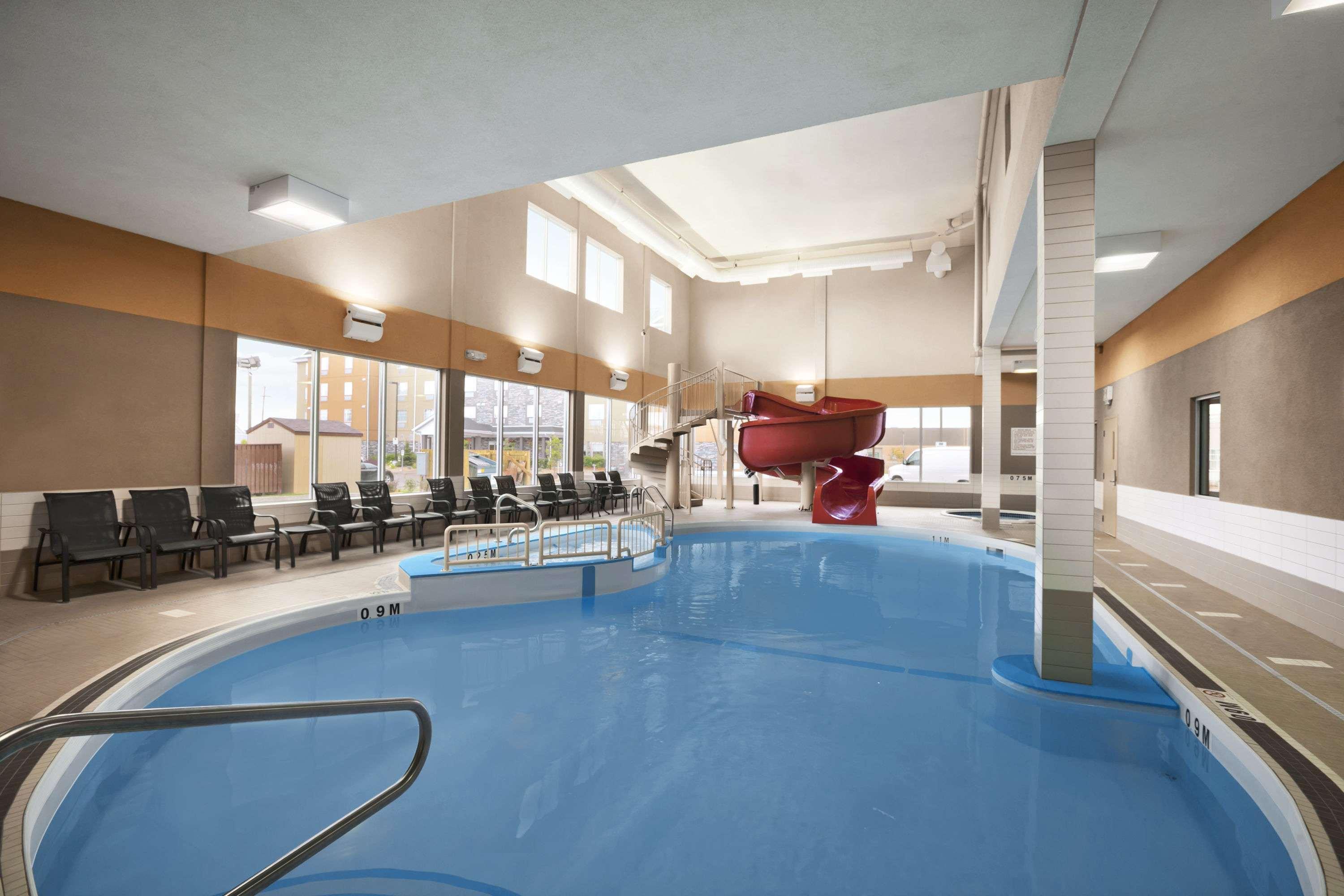 Days Inn & Suites By Wyndham Winnipeg Airport Manitoba Bagian luar foto