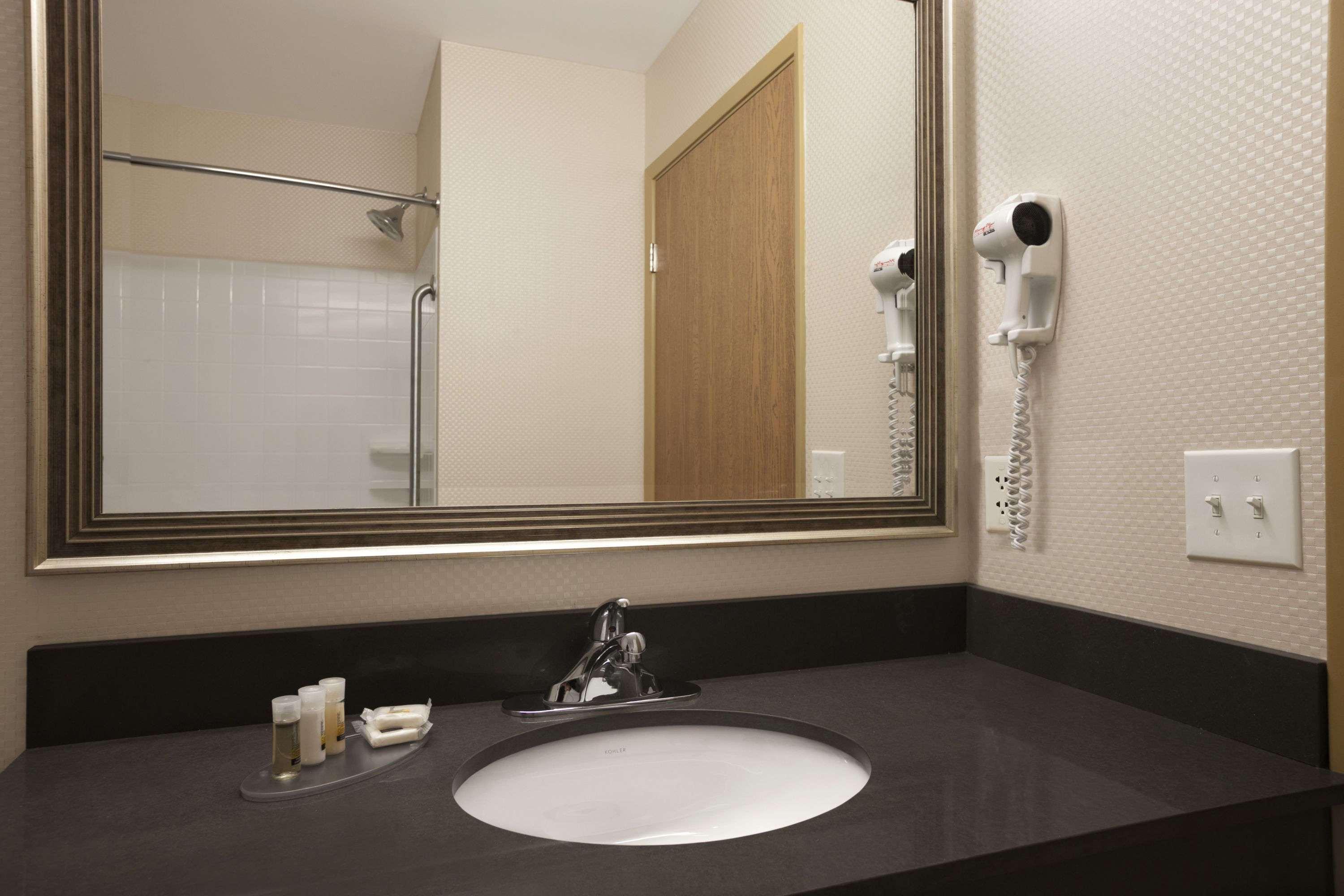 Days Inn & Suites By Wyndham Winnipeg Airport Manitoba Bagian luar foto