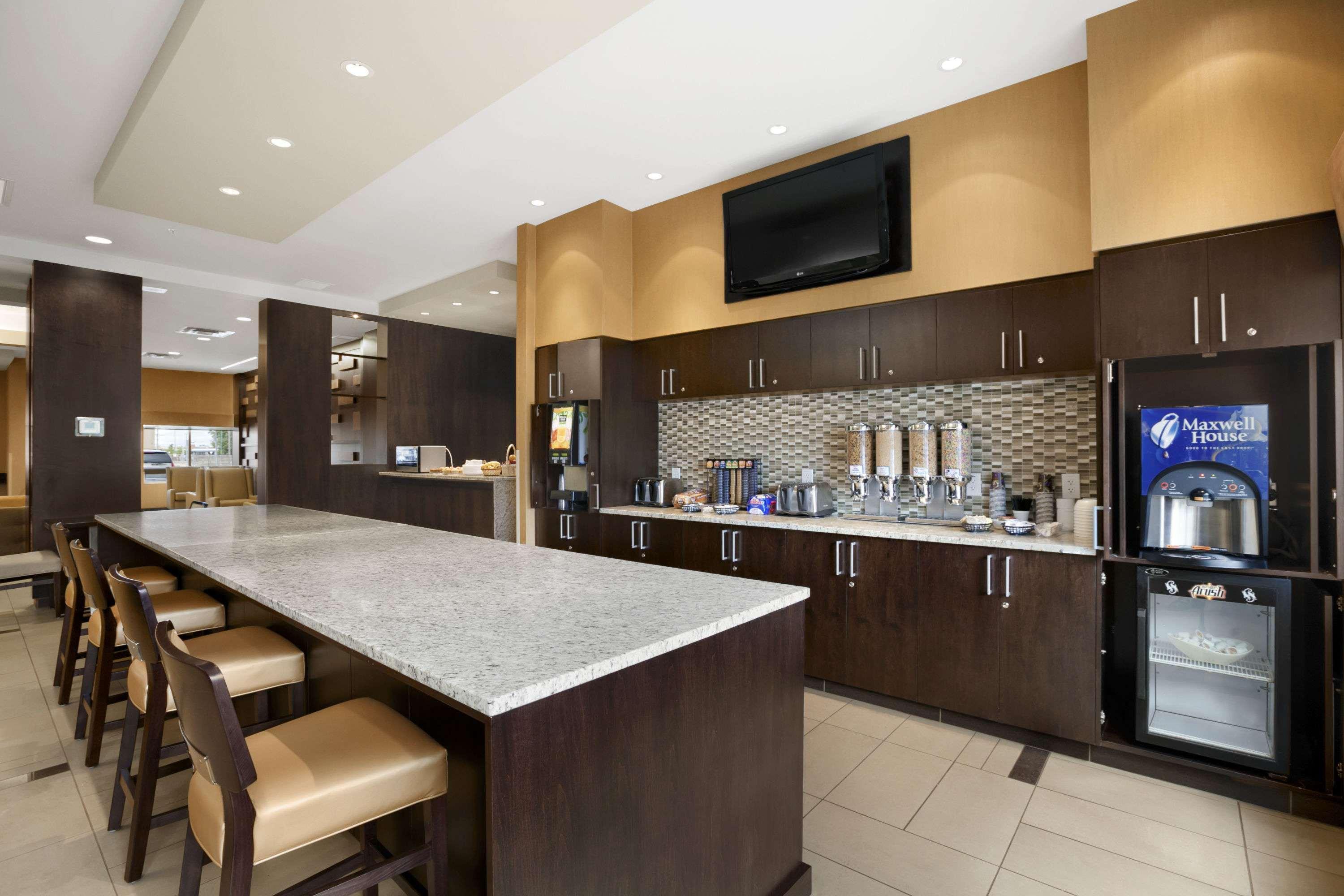 Days Inn & Suites By Wyndham Winnipeg Airport Manitoba Bagian luar foto