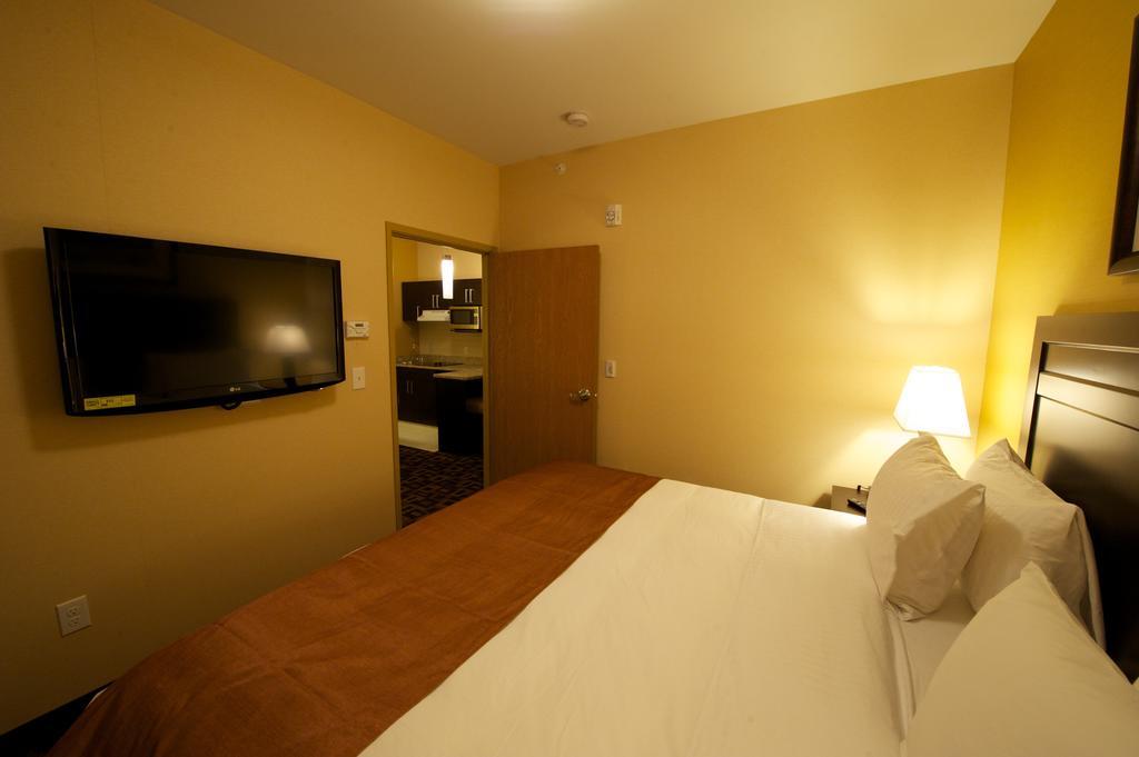 Days Inn & Suites By Wyndham Winnipeg Airport Manitoba Bagian luar foto