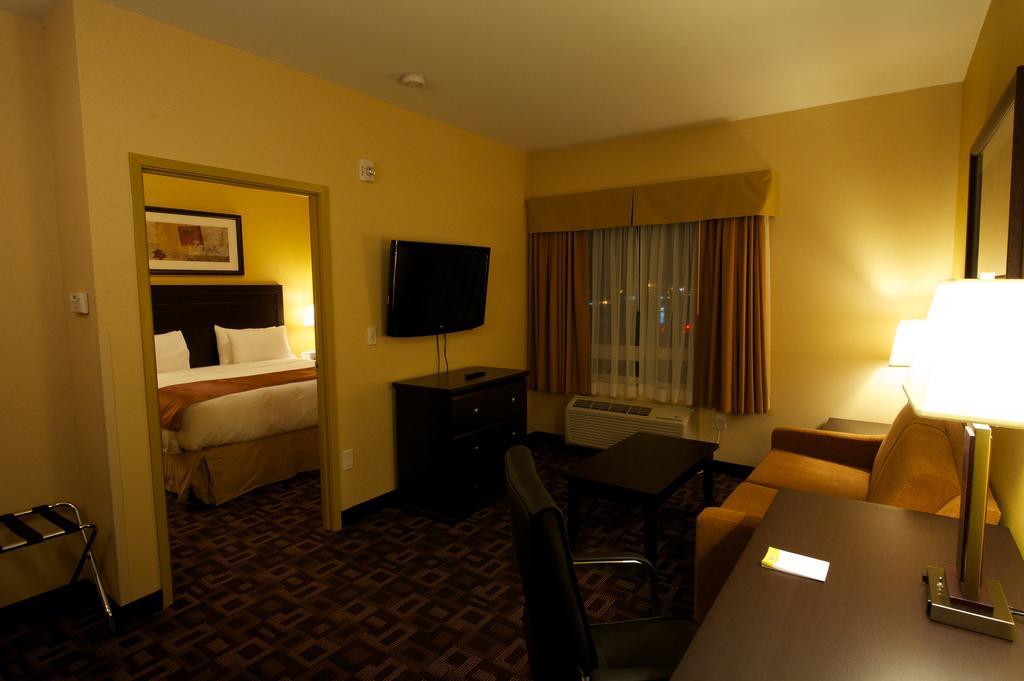 Days Inn & Suites By Wyndham Winnipeg Airport Manitoba Bagian luar foto