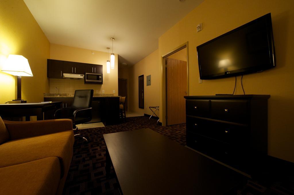 Days Inn & Suites By Wyndham Winnipeg Airport Manitoba Bagian luar foto