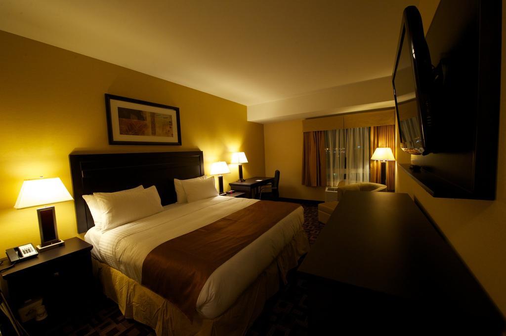 Days Inn & Suites By Wyndham Winnipeg Airport Manitoba Bagian luar foto