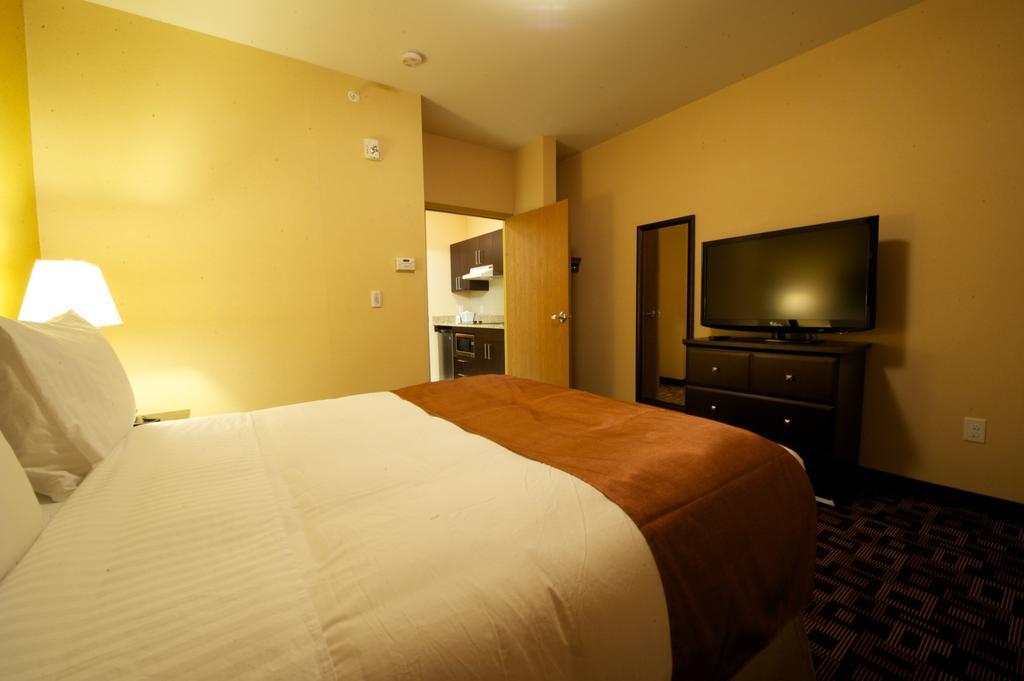 Days Inn & Suites By Wyndham Winnipeg Airport Manitoba Bagian luar foto
