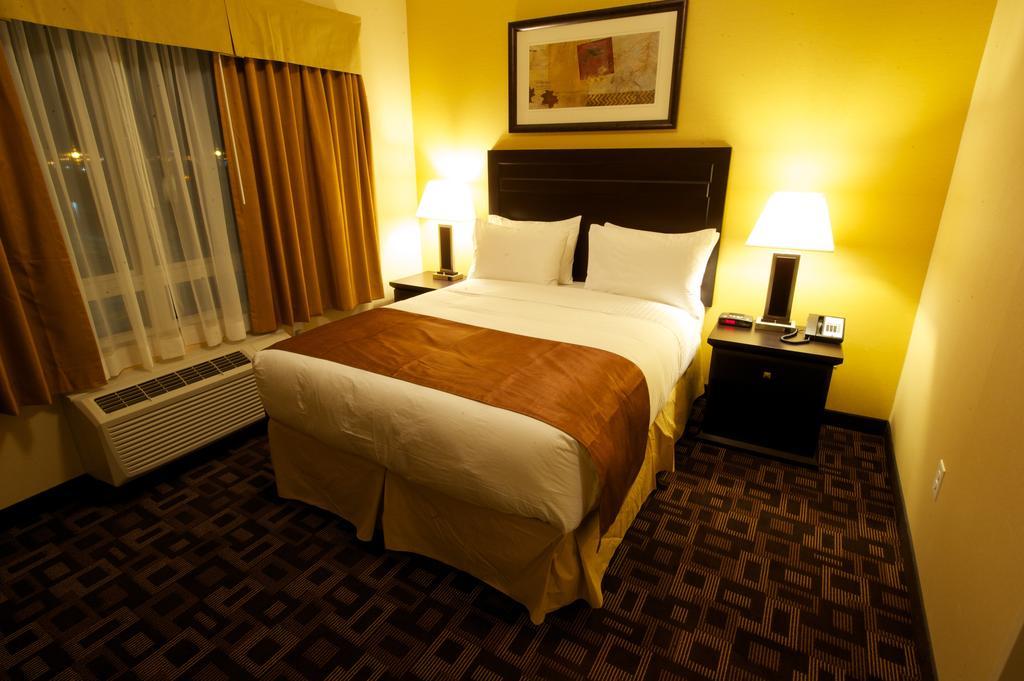 Days Inn & Suites By Wyndham Winnipeg Airport Manitoba Bagian luar foto