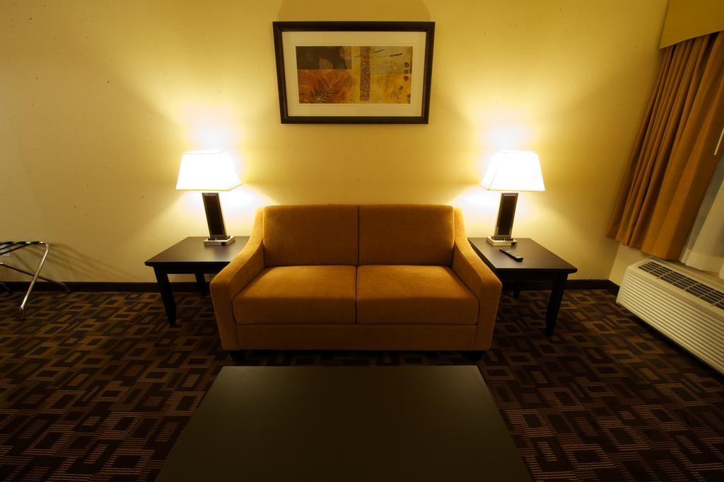 Days Inn & Suites By Wyndham Winnipeg Airport Manitoba Bagian luar foto